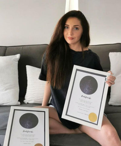 Mujer con sus dos certificados de estrella